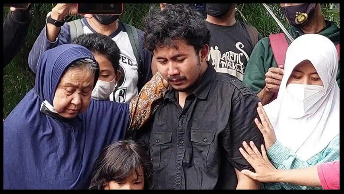 Tangis Putra Ki Joko Bodo Pecah Saat Lantunkan Azan di Pemakaman