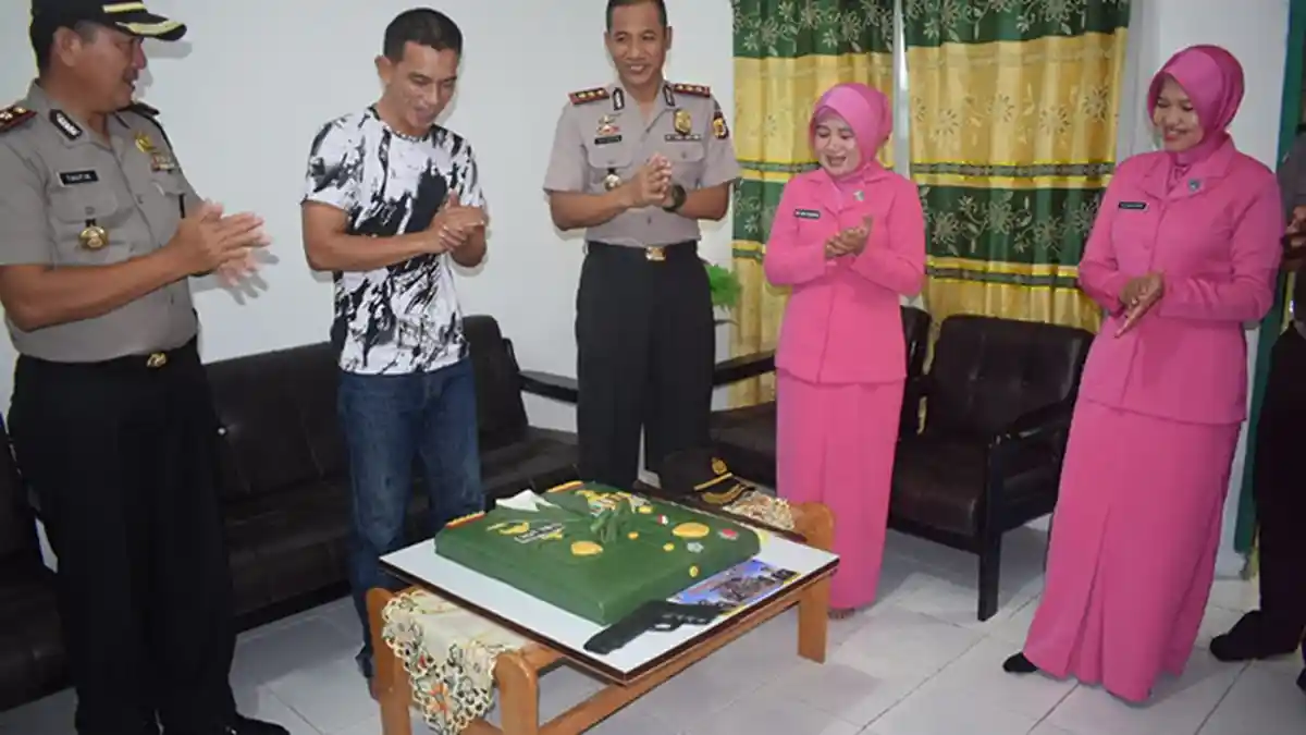 Kapolres Nagan Raya Beri Kejutan Kue Ultah 