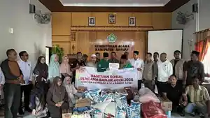 Tim-Kankemenag-Banda-Aceh-saat-menyalurkan-bantuan.jpg
