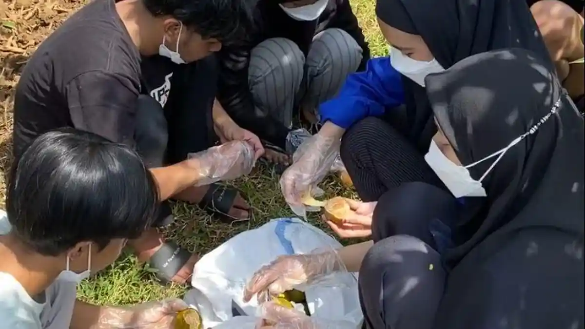 Mahasiswa UMM Bikin Limbah Kulit Jeruk untuk Petani Desa Tegalweru, Malang