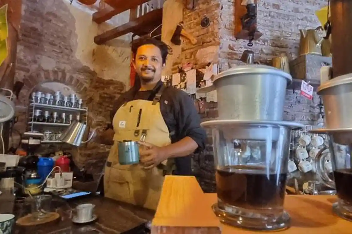 Kisah Pria di Gresik Sulap Gudang Kain Jadi Kedai Kopi Bertema Vintage, Tanpa Wifi & Musik: Ngobrol