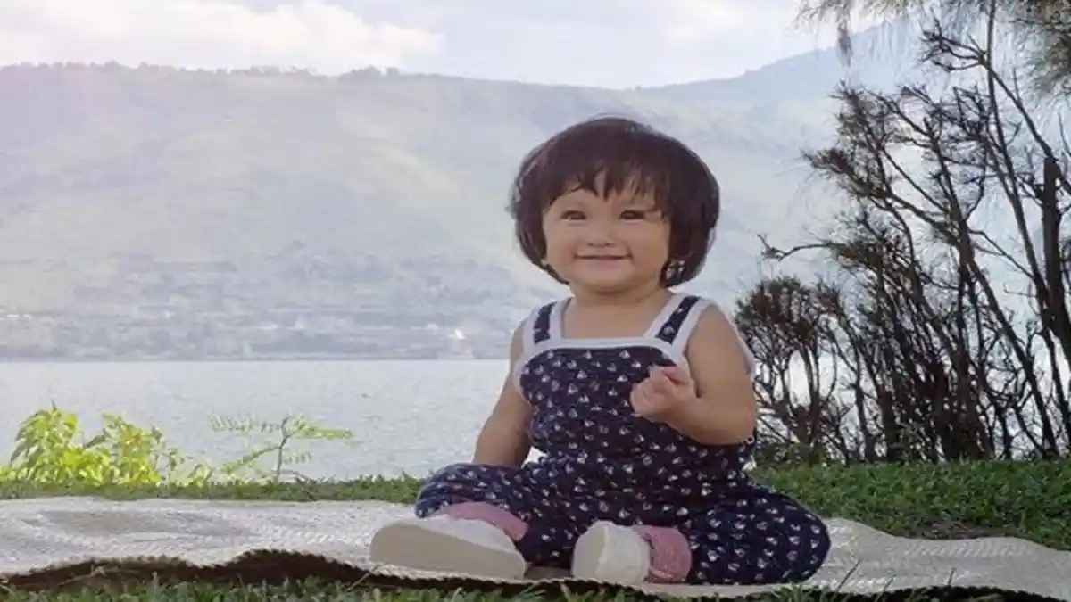 Meski Belepotan, Anak Rio Dewanto dan Atiqah Hasiholan Tetap Cantik