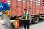 Kecelakaan Maut di Banyuwangi, Motor Tabrak Truk Parkir, Emak-emak Tewas di Lokasi