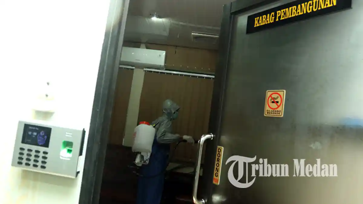 Berita Foto: Petugas Melakukan Penyemprotan Disinfektan di Gedung Pemko Medan - 26032020_penyemprotan_disinfektan_di_pemko_medan_danil_siregar-6.jpg
