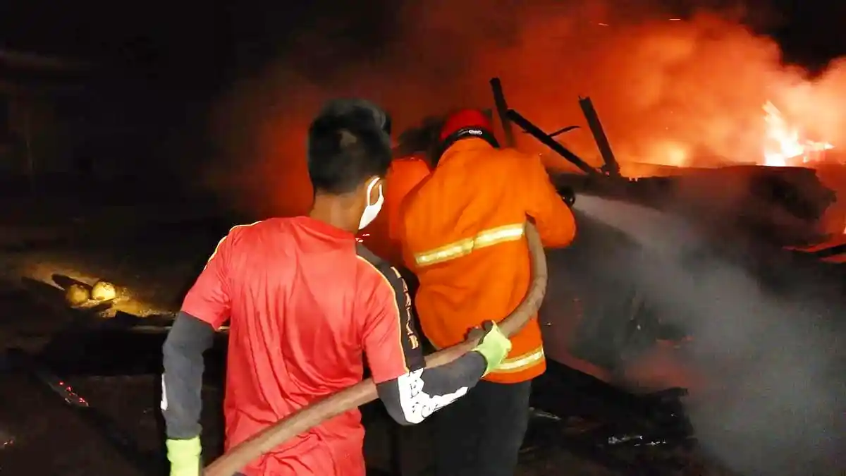 KEBAKARAN di Lingga, Api Hanguskan Kandang Kambing dan Gudang Warga Desa Kuala Raya