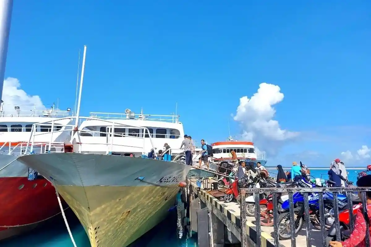 KM Al Sudais 22 Angkut Ratusan Penumpang Arus Balik Mudik Lebaran, Keluarga Ramai Mengantar