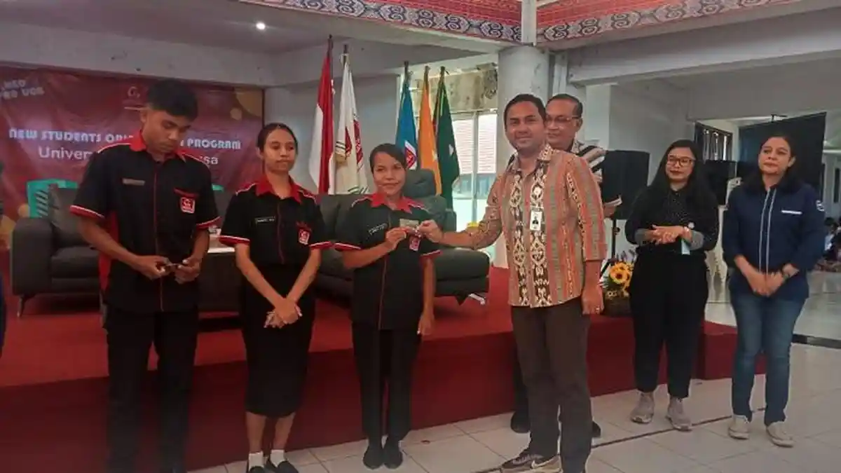 Bank NTT Kantor Cabang Khusus Serahkan KTM Ber-Chip Bagi 4.000 Mahasiswa UCB Kupang