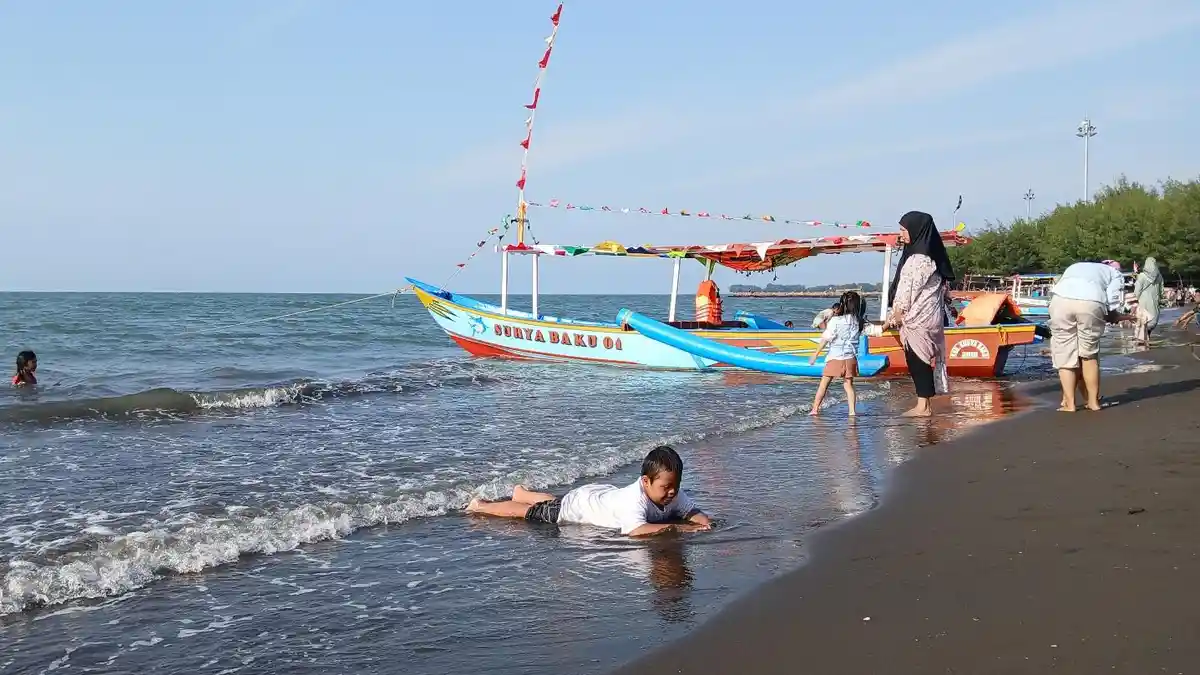 Pantai Alam Indah Tegal Diserbu Wisatawan di Penghujung Libur Sekolah