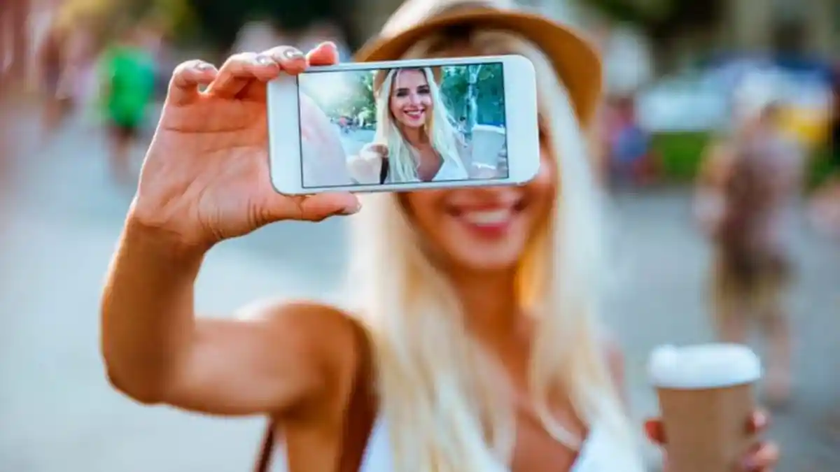Banyak Yang Sering Lakukan, Empat Gaya Selfie Ini Bisa Percepat Proses Penuaan Kulit