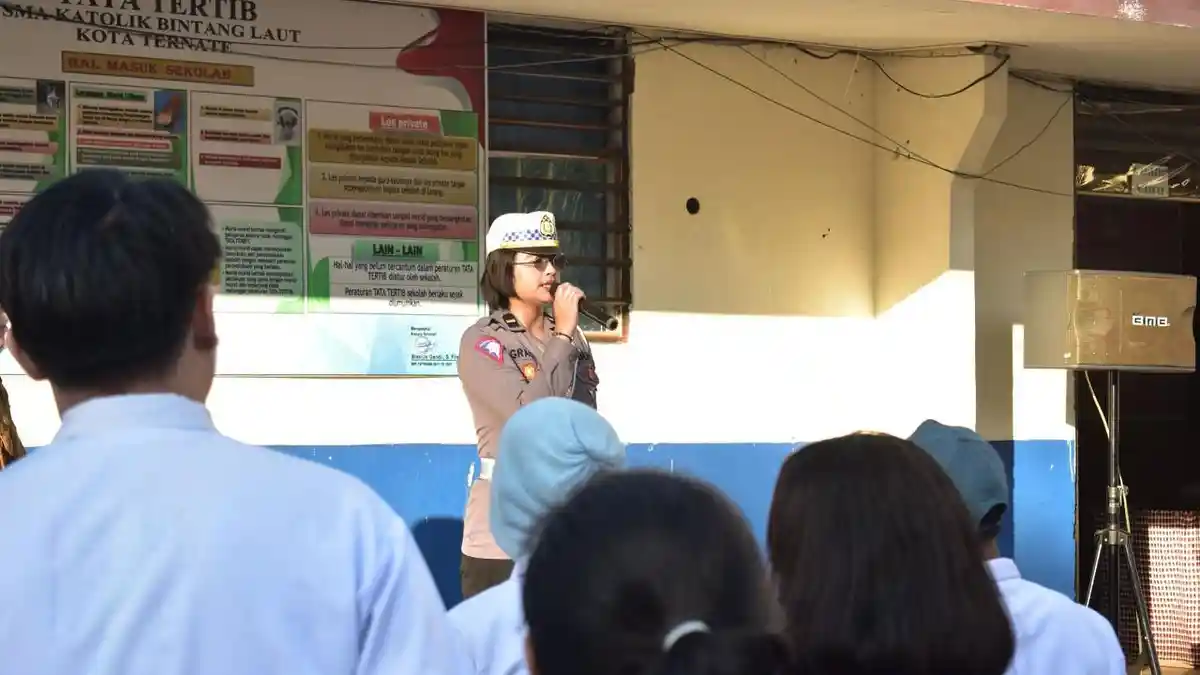 Ipda Grace Beri Edukasi Keselamatan Berkendara di SMA Katolik Ternate Maluku Utara