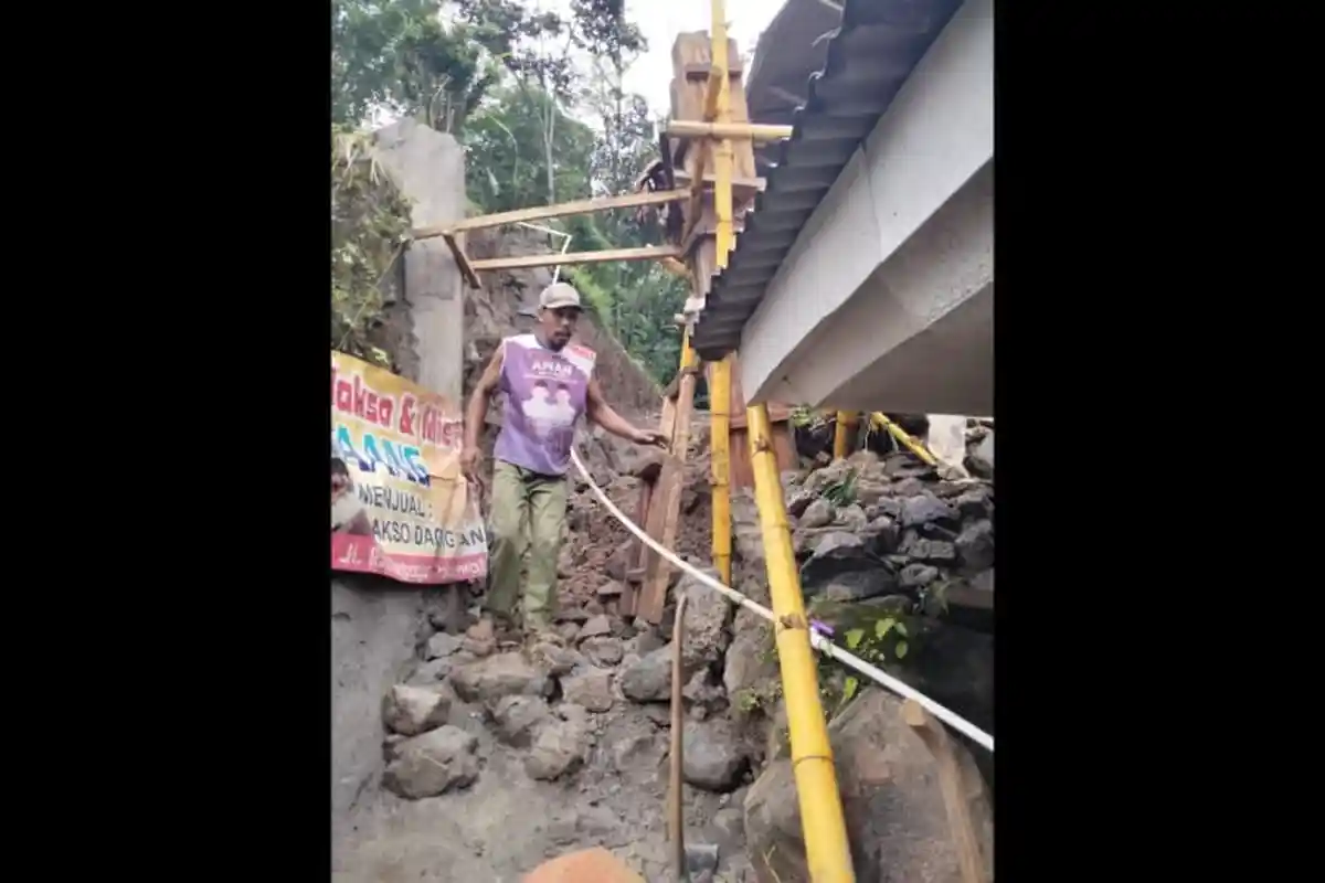Hujan Deras Sebabkan Longsor di Jayanti Sukabumi, Rumah Warga Rusak Tertimpa Bebatuan