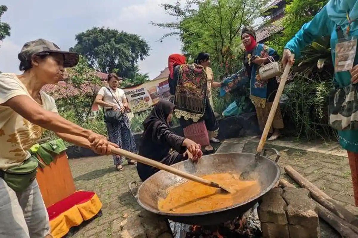 FIB UI Padukan Budaya Minangkabau-Tradisi Halalbihalal untuk Hidupkan Memasak Rendang di Masyarakat