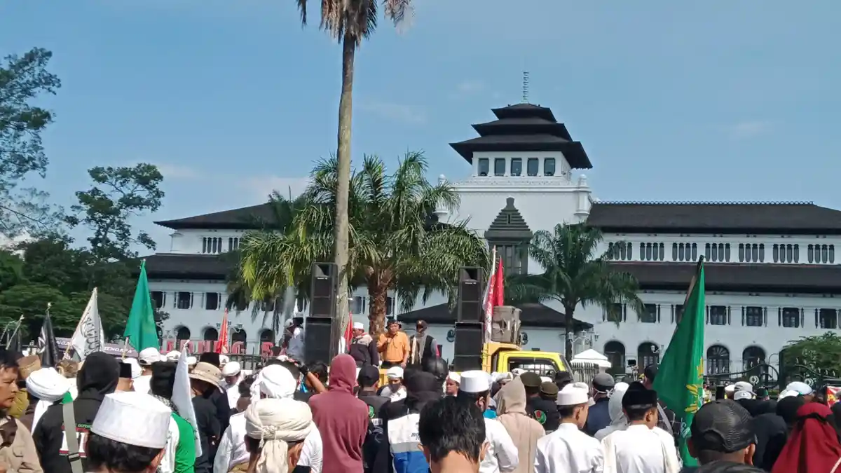 Massa Berunjuk Rasa di Depan Gedung Sate, Mereka Menolak RUU HIP, Eggi Sudjana Ikut Orasi