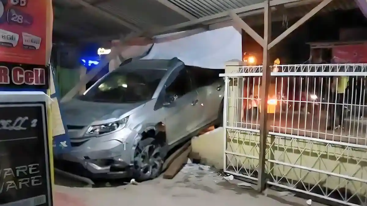 Mobil Tabrak Pagar Pembatas Kios di Jalan Raya Laswi, Pengendara Mabuk Diamuk Warga