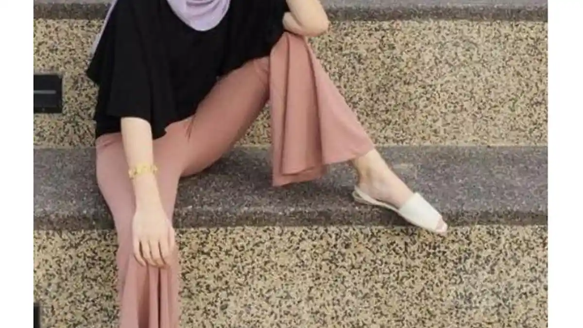 Berkerudung tapi Selalu Ngangkang Saat Berfoto, Yaya Bikin Netizen Geram