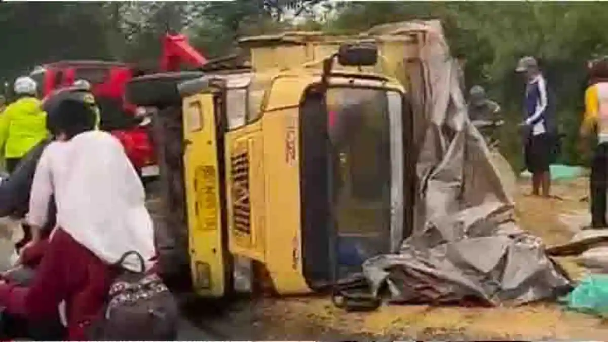 Tabrak Minibus yang Lawan Arah, Truk Muatan Padi di Lampung Tengah Terguling