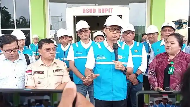 Direktur-Utama-Dirut-PT-PLN-Persero-Darmawan-Prasodjo-turun-langsung-ke-Muratara.jpg