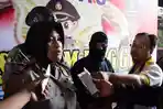 kasubag-humas-polres-temanggung-akp-henny-widiyanti-tunjukkan-tersangka-pencabulan_20171020_102243.jpg