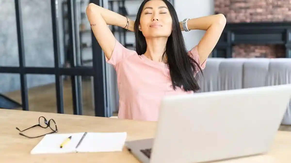 10 Cara Cepat Usir Stres, dari Kunyah Permen Karet hingga Mendengarkan Lagu