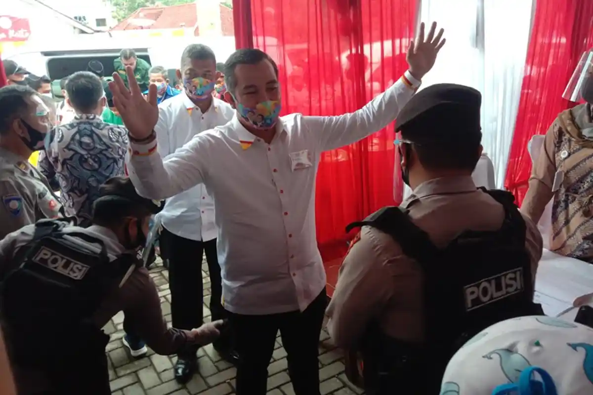 'Assalamualaikum, Tabik Pun' Dendi-Marzuki Ucapkan Salam saat Tiba di KPU Pesawaran