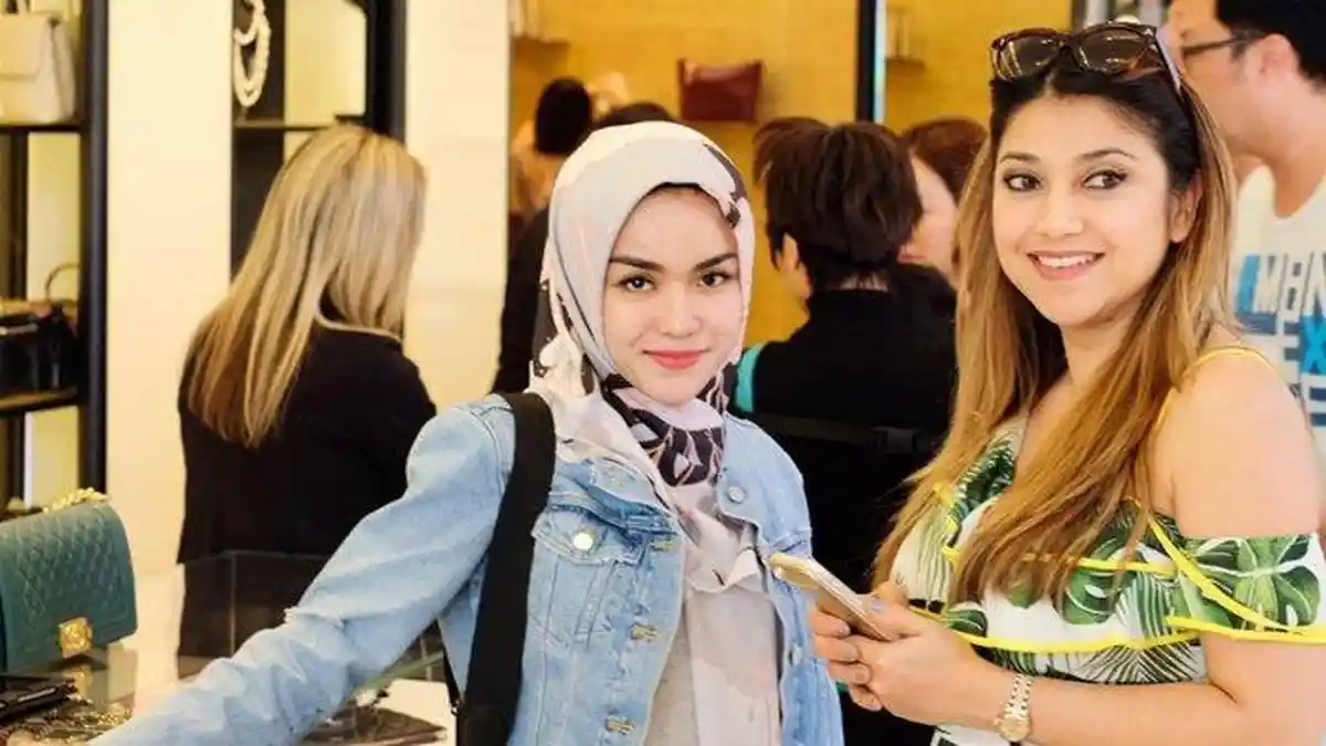5 Potret Pesona Kecantikan Sarah Azhari, Beri Dukungan Moril ke Medina Zein