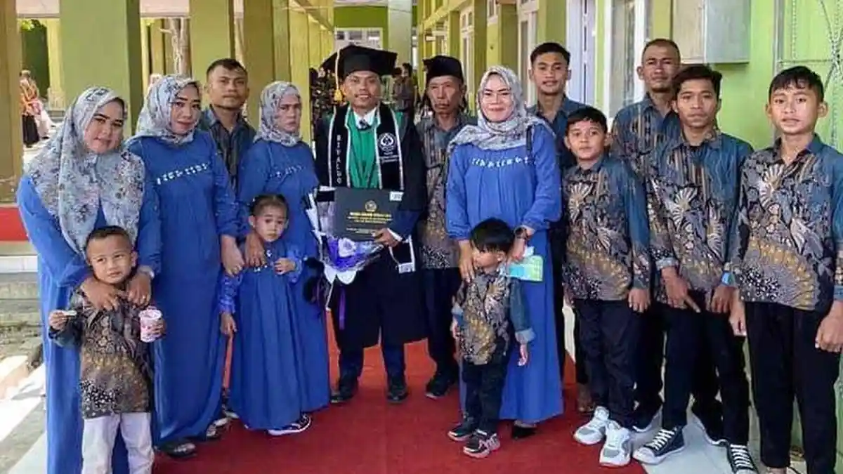 Cerita Rivaldo Diwisuda Sendirian karena Kesiangan: Orangtua Saya Marah, Tak Tahu Saya Tidur di Kos