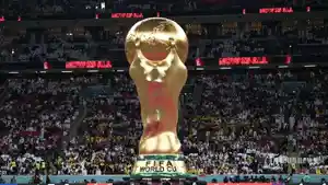 Replika-trofi-Piala-Dunia-FIFA-digambarkan-di-lapangan-dalam-upacara-pembukaan-Piala-Dunia-2022.jpg