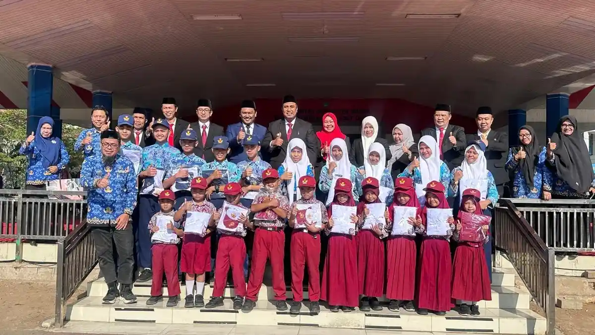 15.453 Siswa Baru di Maros Terima Seragam Gratis, Anggaran Hampir Rp4 ...