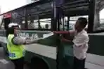 Polwan Bagikan Peta Mudik 2015