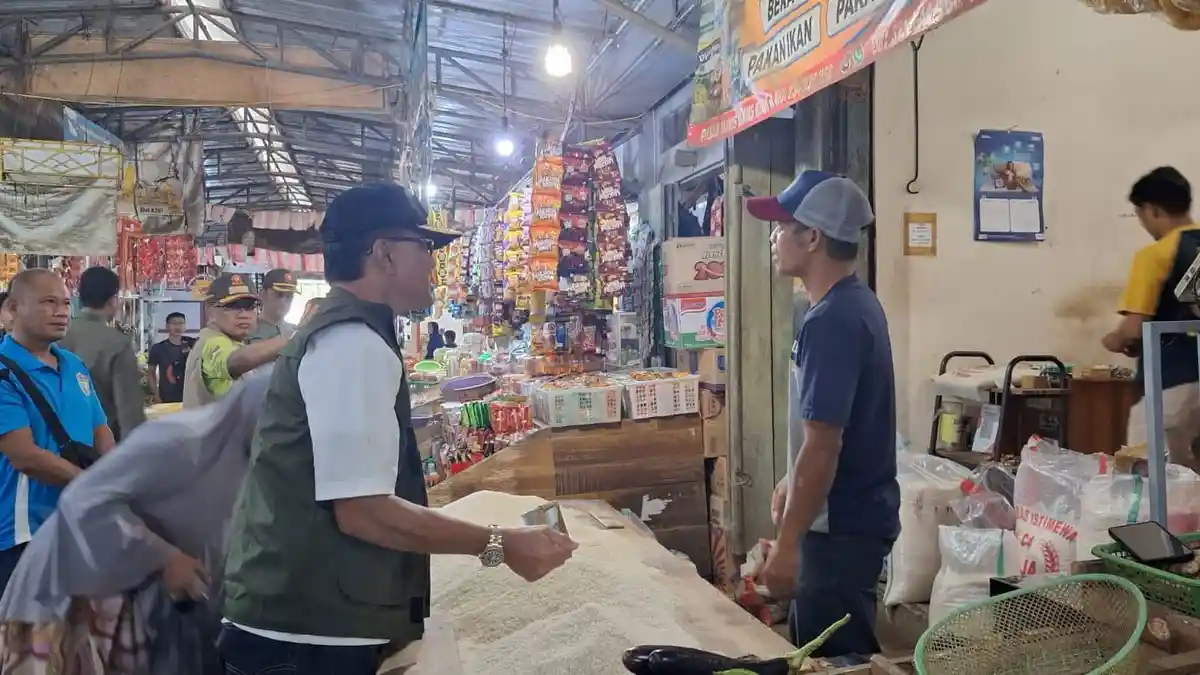 Bupati Herdiat Tinjau Progres Perbaikan Kios Pasar Ciamis yang Terbakar dan Cek Harga Bahan Pokok