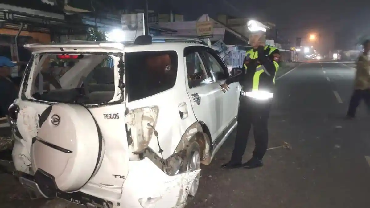 Mobil Berisi 7 Orang Tabrak Rumah, 1 Korban Kecelakaan Tewas