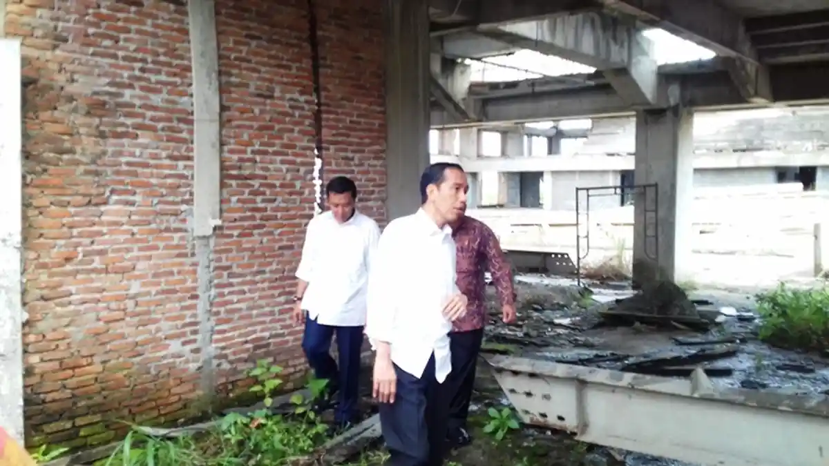 Jokowi Sidak Proyek Mangkrak Wisma Atlet Hambalang