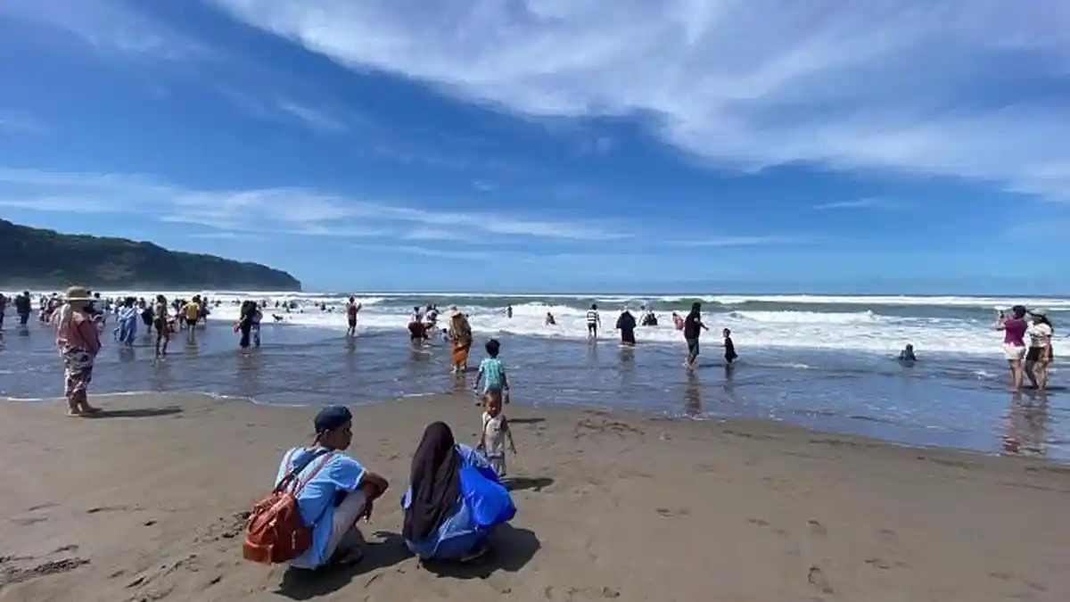 Kunjungan Wisatawan di Pantai Parangtritis Bantul Landai saat Libur Iduladha 2026