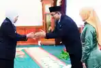 Gubernur Khofifah Lantik Kepala BKKBN Jatim, Pesankan Pembangunan Keluarga Hingga Penurunan Stunting