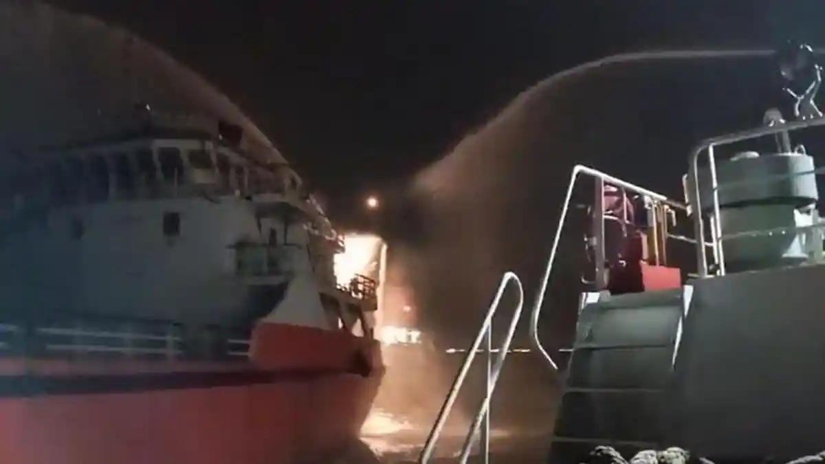 BREAKING NEWS - Kapal BBM Pertamina Terbakar di Perairan Tanjunguban Bintan Kepri