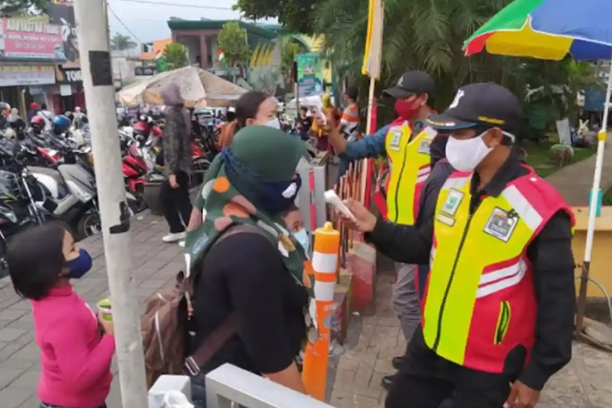 Alun-Alun Batu Buka, Pengunjung Wajib Pindai Aplikasi PeduliLindungi