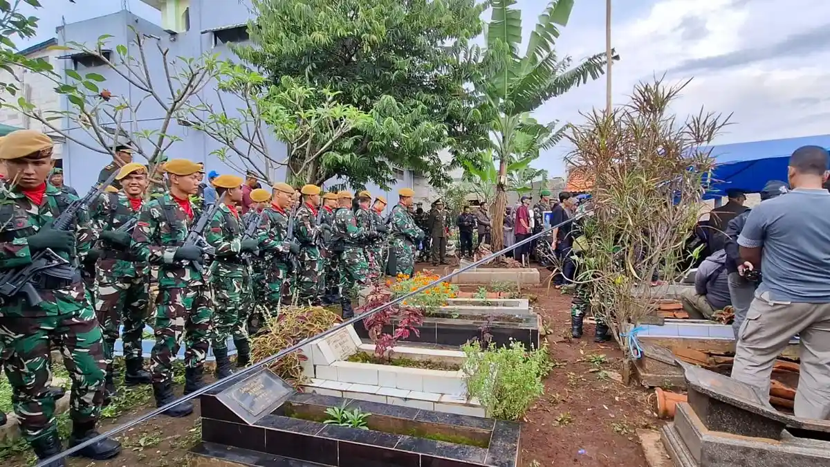 Korban Ledakan di Garut: Jenazah Mayor Anda Rohanda Dimakamkan Secara ...