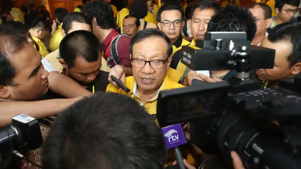 Ical dan Akbar Tandjung Tinggalkan Ruang Munas