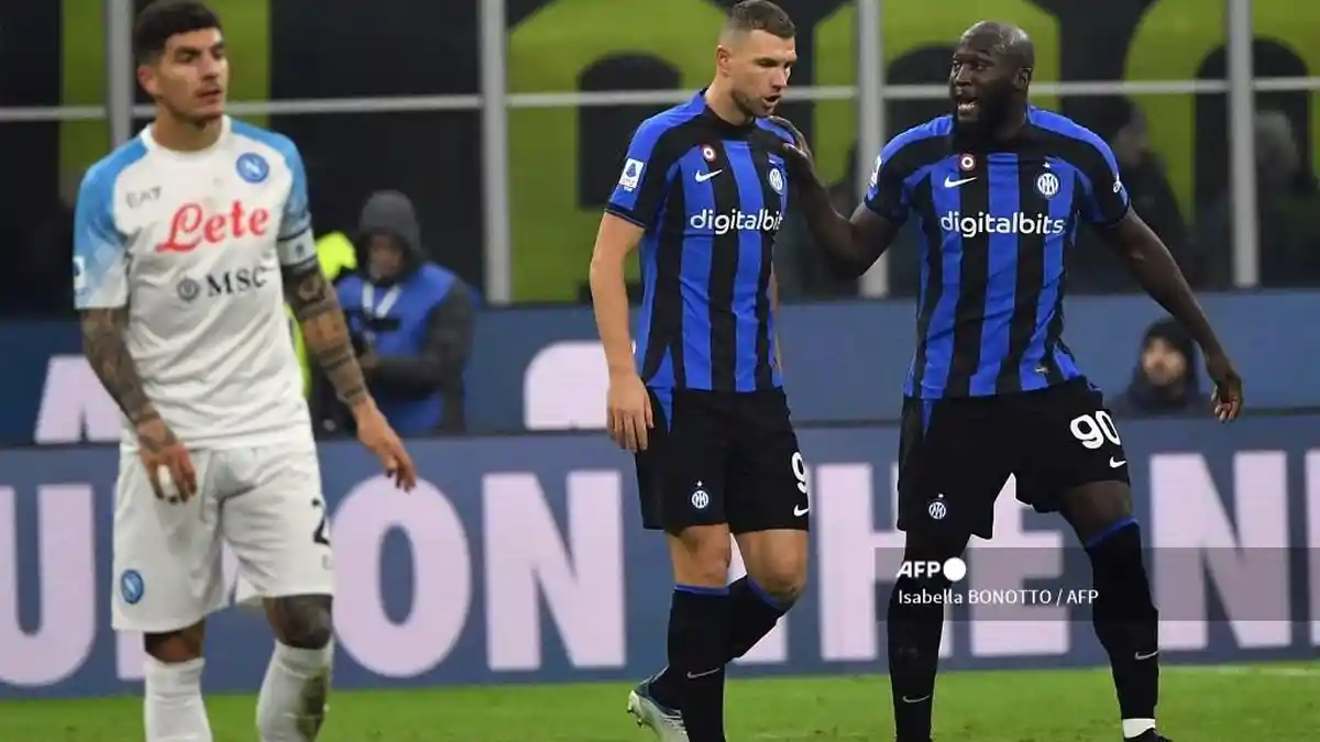 Edin Dzeko Bertekad Terus Jadi Pembeda, Kontraknya Habis Juni Ini, Cetak Gol Inter ke Gawang Napoli
