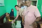 Pengurus-Socfindo-Perkebunan-Sei-Liput-Erik-Obaza-Barus-saat-menyalurkan-bantuan.jpg