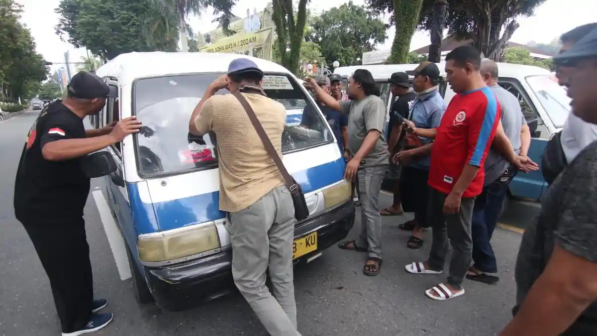 Angkot Nekat Beroperasi Diberhentikan Paksa, Sopir Diminta Bergabung Tolak Balikpapan City Trans
