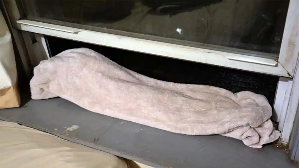 Pria Ini Setiap Malam Menyimpan Handuk Putih di Bawah Jendela, Ternyata Ini Fungsinya