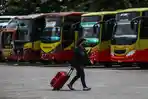 calon-penumpang-bersiap-naik-bus-di-terminal-kalid.jpg