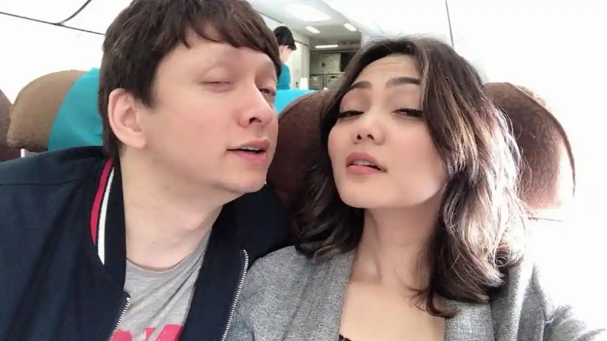 Potret Pernikahan Rina Nose dan Josscy Aartsen yang Digelar di Belanda, Sweet Banget!