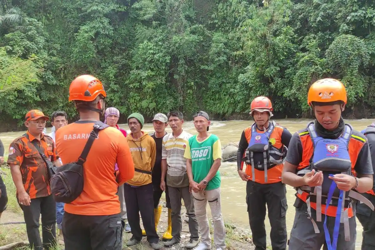 Baju Pelampung Anggota Basarnas yang Hanyut Ditemukan di Birun, Tim Masih Melakukan Pencarian