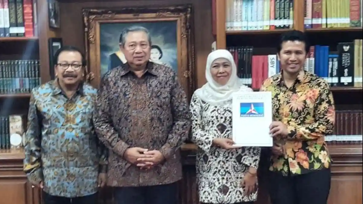 Beredar Foto Khofifah dan Emil Pegang Logo Demokrat