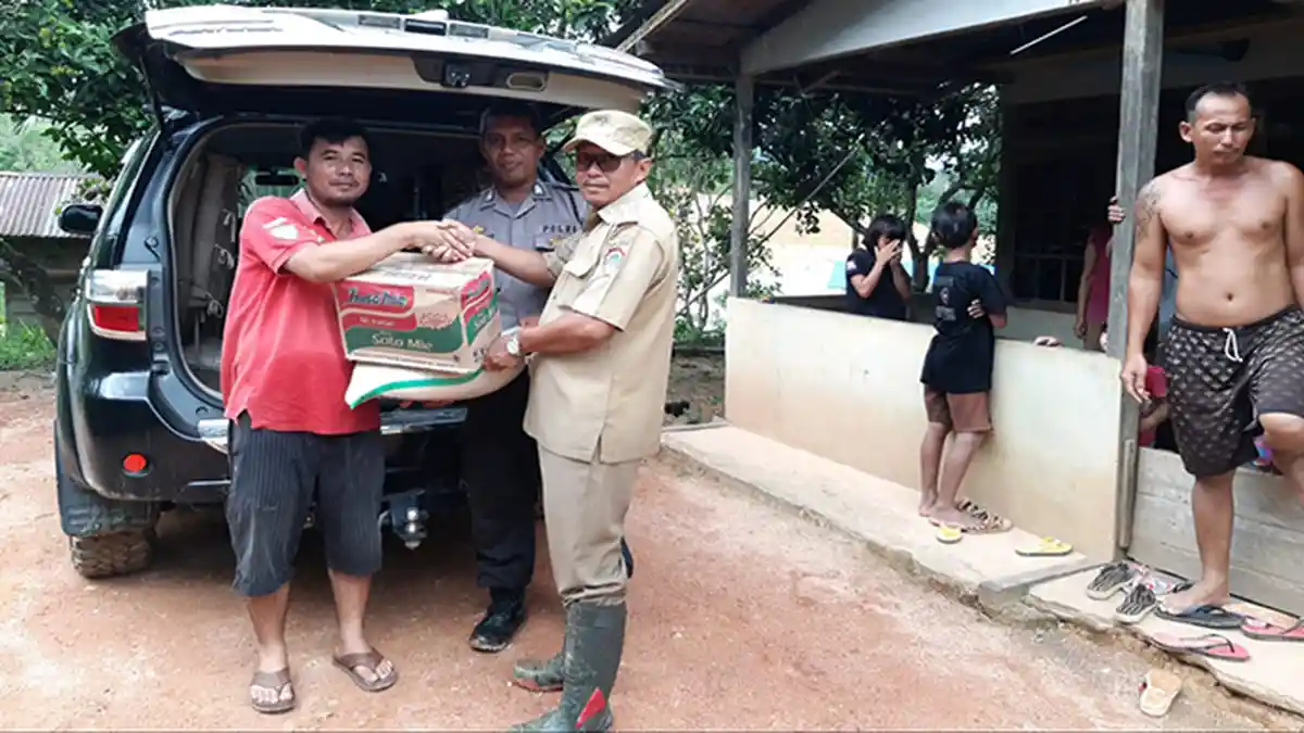 Bupati Landak Beri Bantuan untuk Desa Sekendal yang Terdampak Banjir