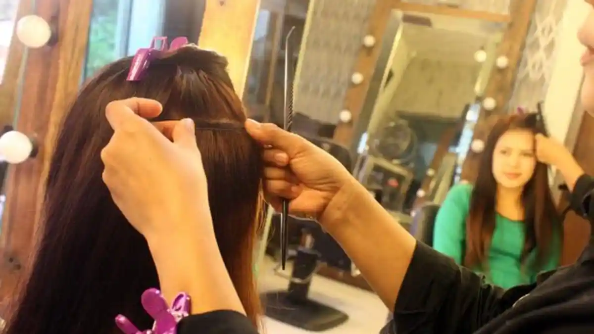5 Bahaya Menyambung Rambut atau Hair Extension, Rontok hingga Iritasi Parah