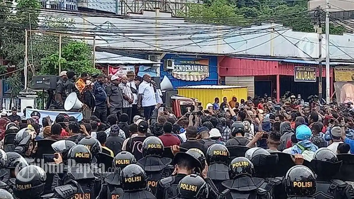 Aparat Amankan 14 Orang Saat Unjuk Rasa Bela Gubernur Papua Lukas Enembe