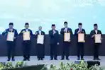 Mendagri-Tito-Karnavian-menyematkan-tanda-kehormatan-Satyalancana-Wira-Karya.jpg